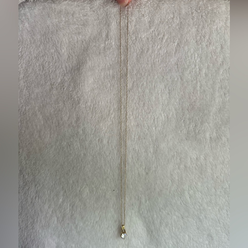 Elegant Gold Pendant Necklace